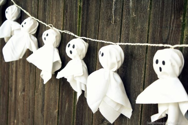 Spruce up your fence with this adorable DIY Ghost Garland!