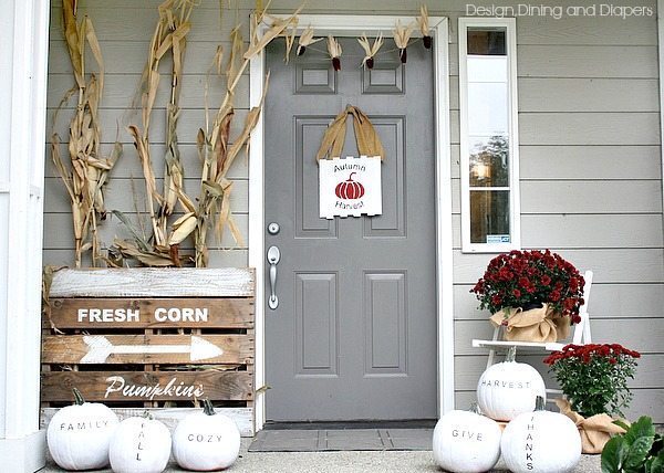 Love this unconventional fall porch decor using white, black and deep red with cornstalks and trendy typography pumpkins! 