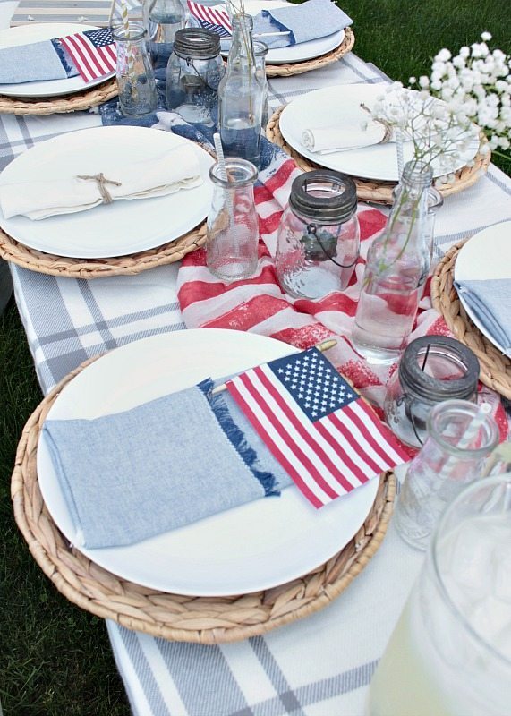 Easy Patriotic Table Decor Ideas for your backyard gathering