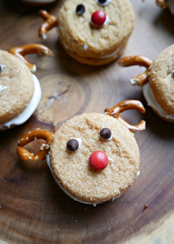 Looking for a quick an easy holiday treat? try these Easy Reindeer Cookies made from store bought sugar cookies, frosting and pretzels! #holidaytreats #ChristmasCookies