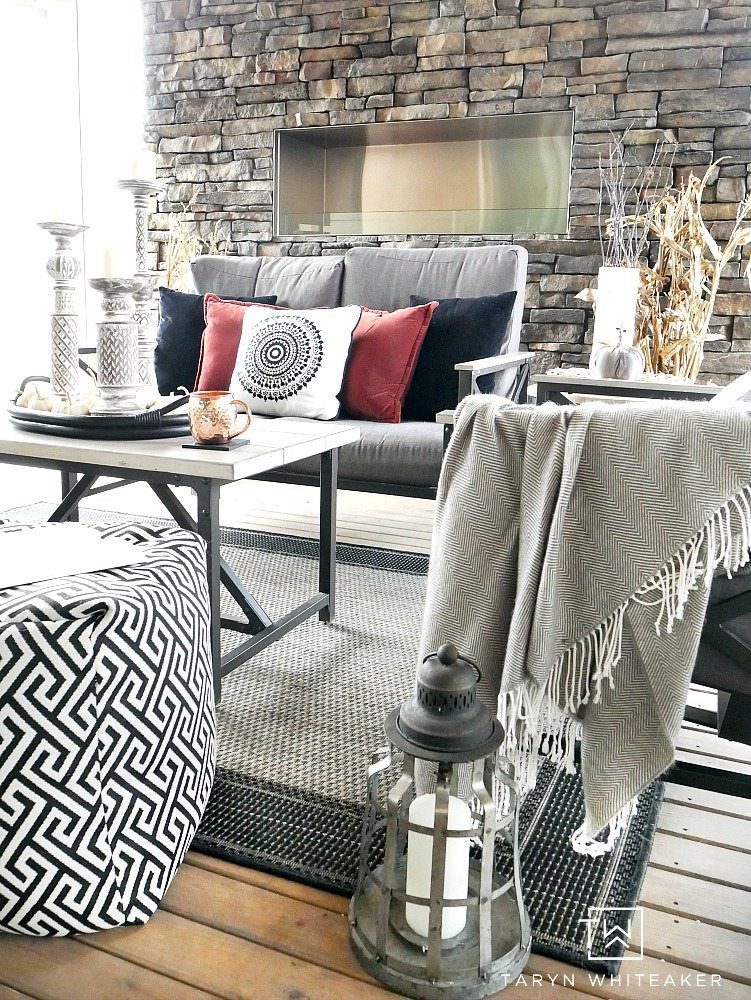 Get cozy in this fall outdoor living space! Taryn used a mixture of black and white with pops of earth tones and texture to create a bold look for fall. 