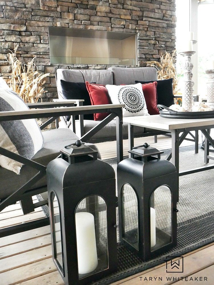 Get cozy in this fall outdoor living space! Taryn uses a mixture of black and white with pops of earth tones and texture to create a bold look for fall. 