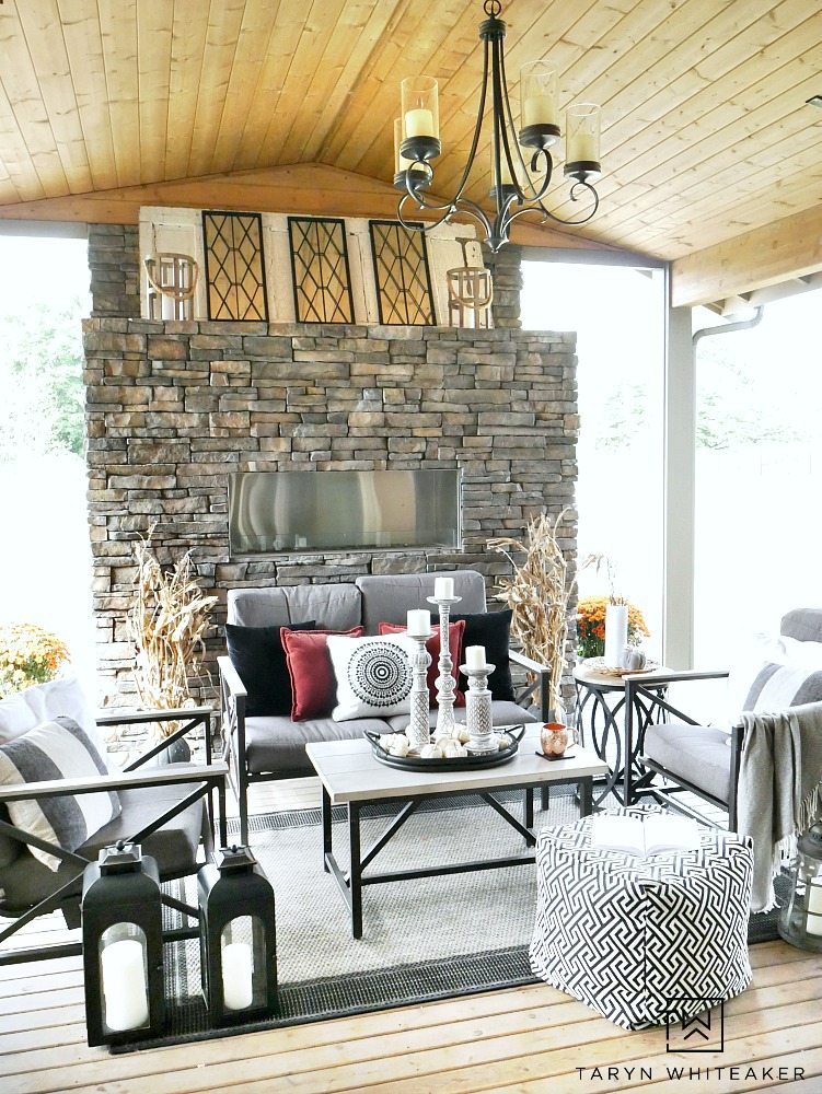 Get cozy in this fall outdoor living space! Taryn uses a mixture of black and white with pops of earth tones and texture to create a bold look for fall. 