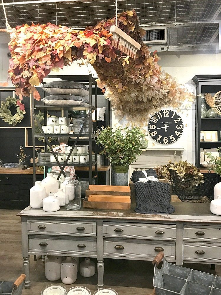 Planning visiting Magnolia Market? Get a peek into what it's like to visit in the fall! All the details are absolutely stunning. 