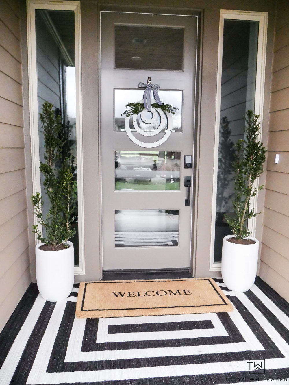 Get your porch ready for spring! Taryn shares her tips for decorating a front porch and reveals her modern spring porch decor! The black and white outdoor rug makes such a statement!
