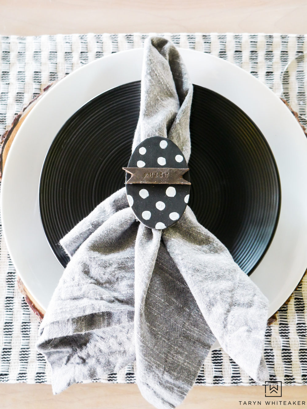 Add a little personalization to your Easter table with these DIY Easter Egg Napkin Rings ! 