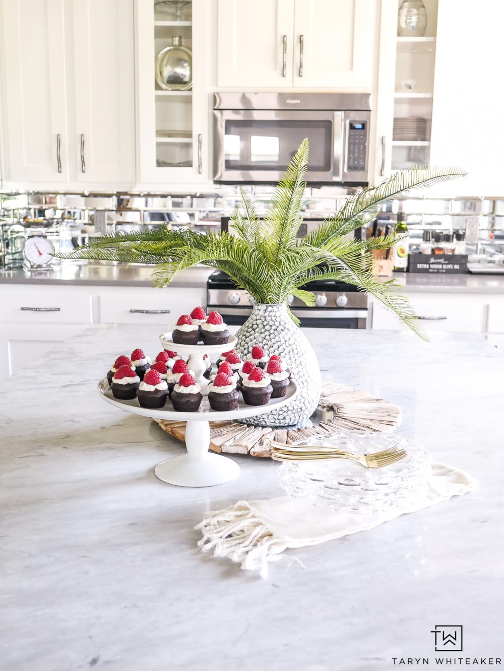 Sometimes you don't have time for a big formal display, keep your summer entertaining simple with these easy mini chocolate cupcakes with caramel filling. 