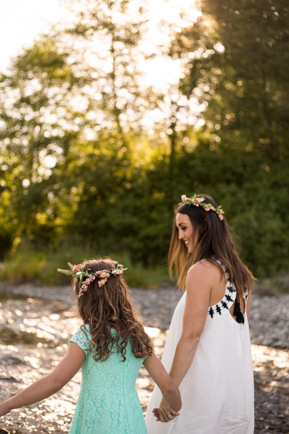 Make your own DIY Flower Crowns to growth your party decor and theme! Click for the full tutorial! 