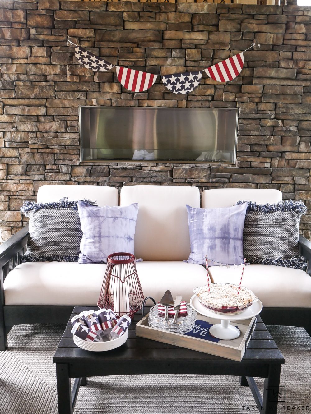 Fourth of July outdoor decorations! Love all these subtle yet festive ways to spruce your space up for the holiday!