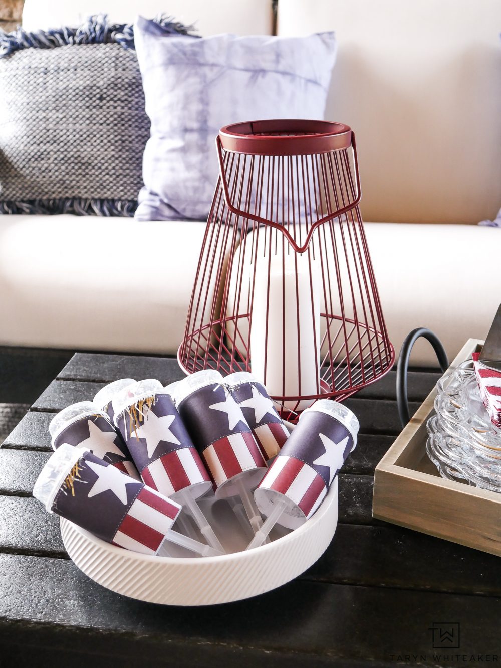 Fourth of July Outdoor Decor! Simple ideas for putting together a cute July 4th Display and entertaining your guests. 