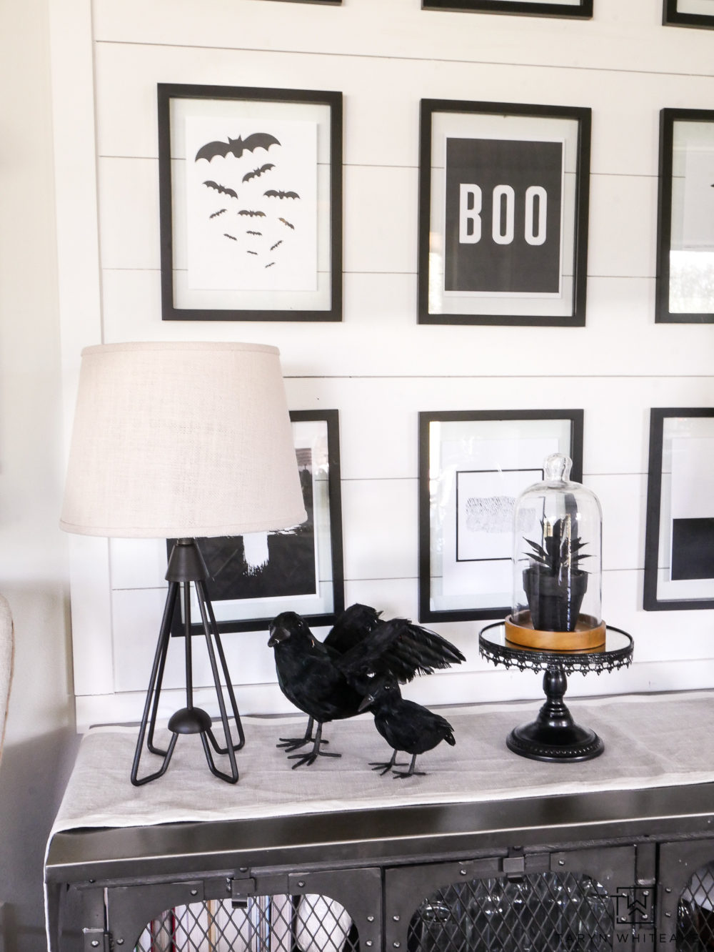 Black and white Halloween Display with free halloween prints! Easy way to dress up your home for Halloween. 