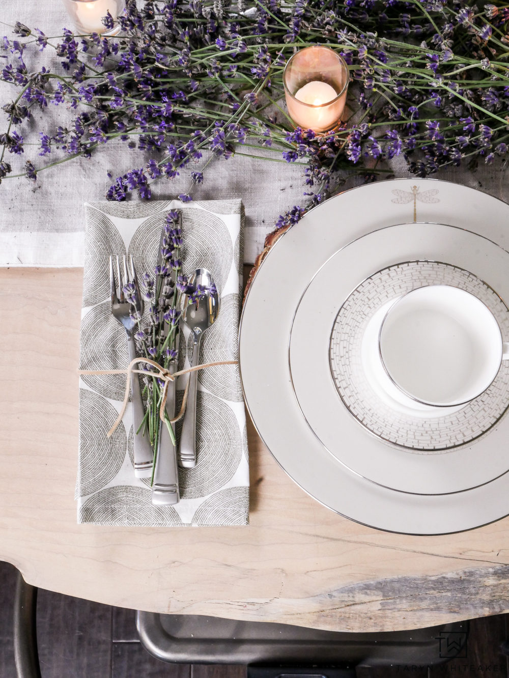 Using fresh lavender on your table creates a very earth and organic table design. 