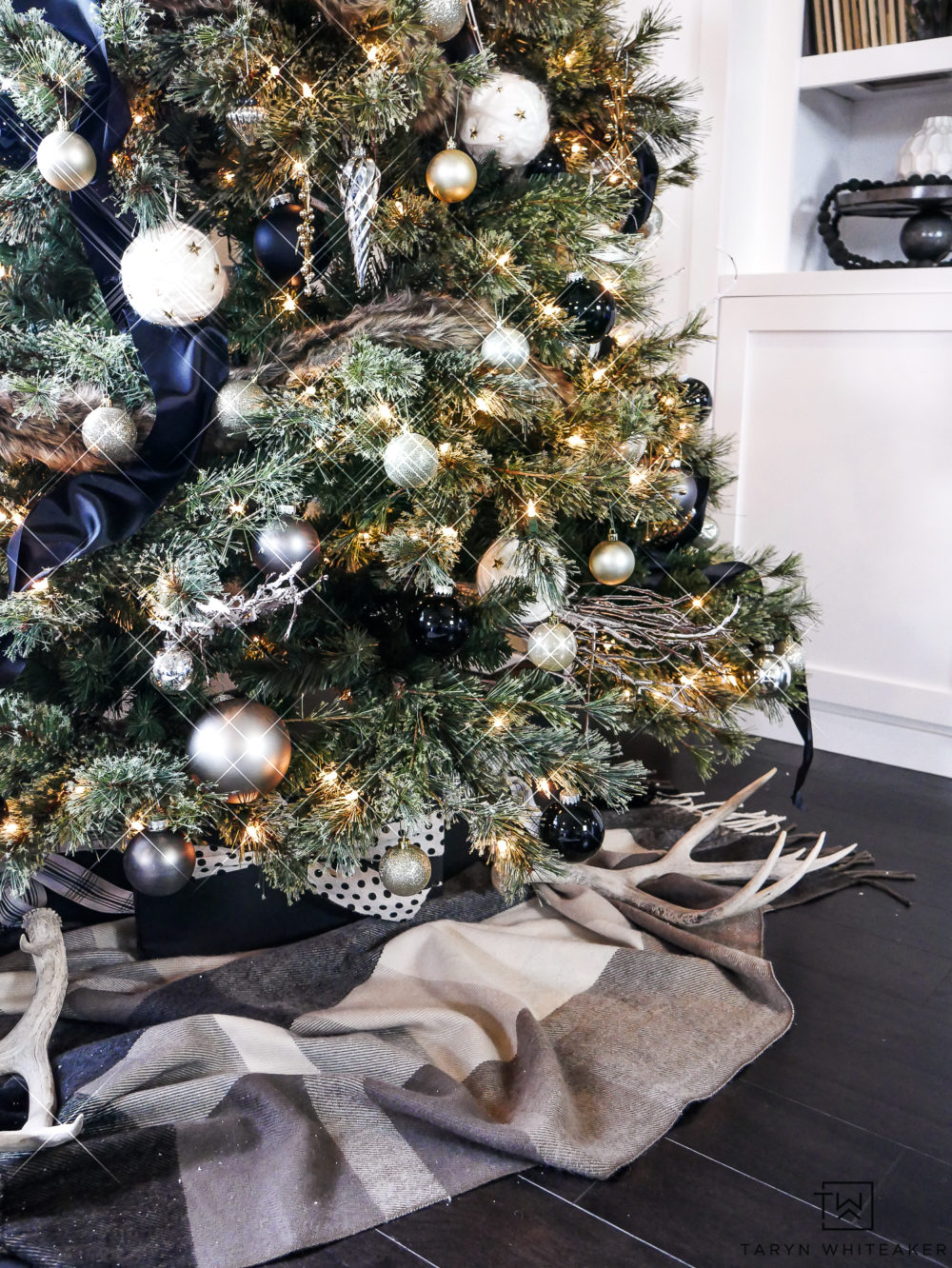 Elegant Black and Gold Christmas Tree with a luxurious winter look. 