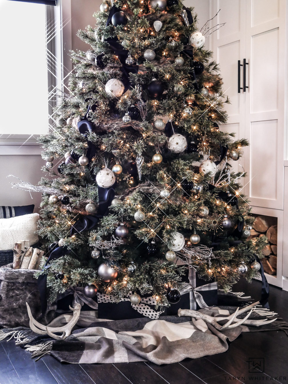 Chic and luxurious black and white Christmas tree 