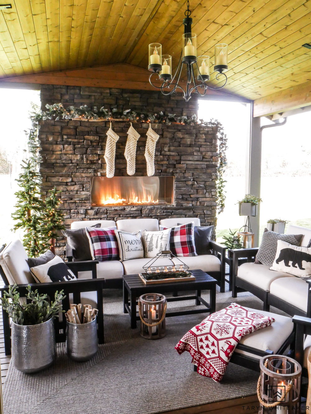 Get tips for decorating your outdoor space for the holidays! This Cozy Christmas Outdoor Living Space is all sorts of cabin chic !