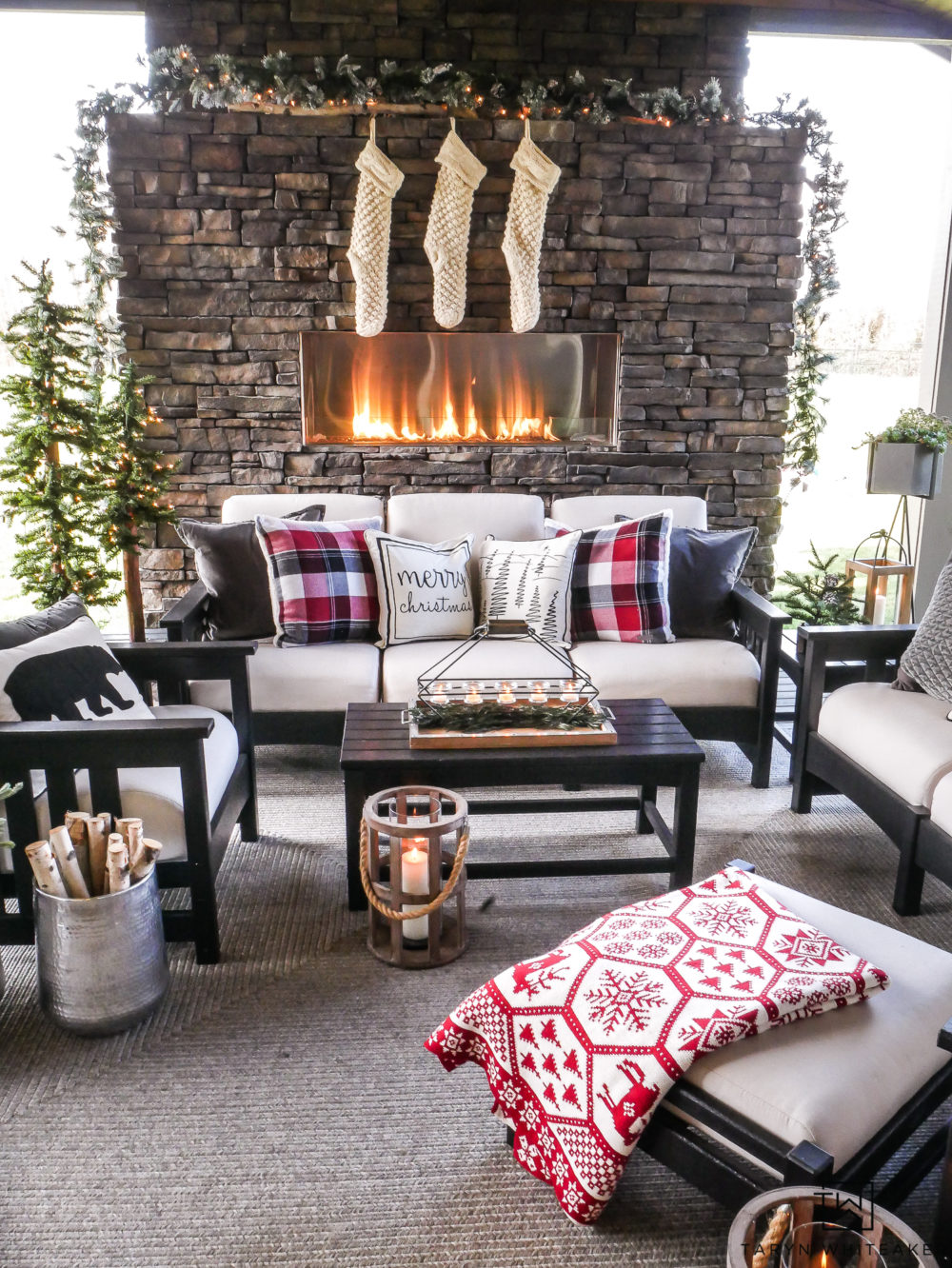 Get tips for decorating your outdoor space for the holidays! This Cozy Christmas Outdoor Living Space is all sorts of cabin chic ! 