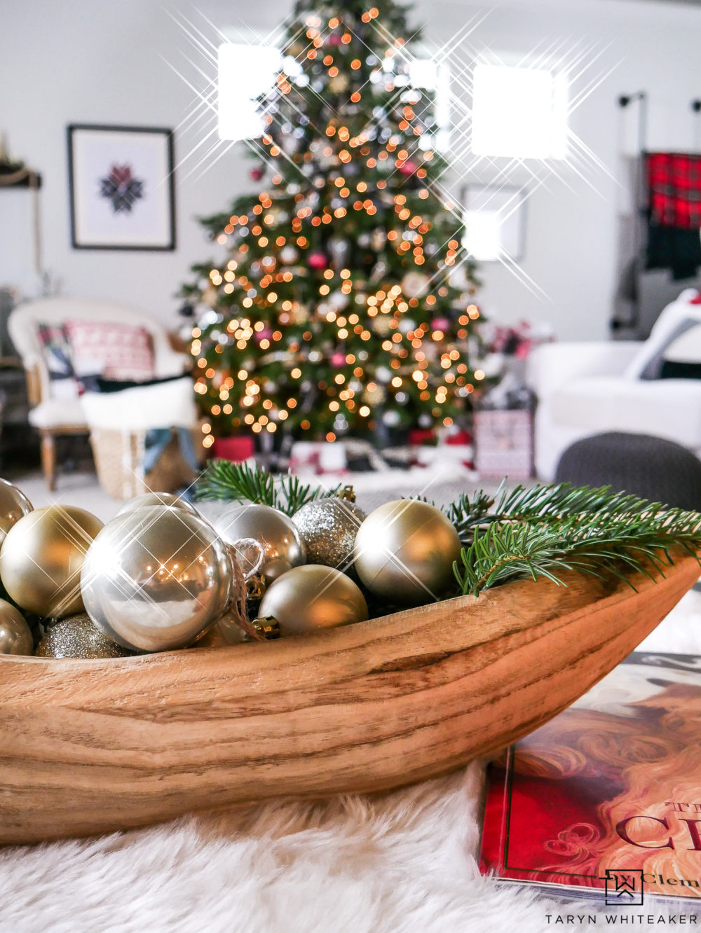 Come take this Christmas Home Tour featuring red, black and white with pops of greenery!