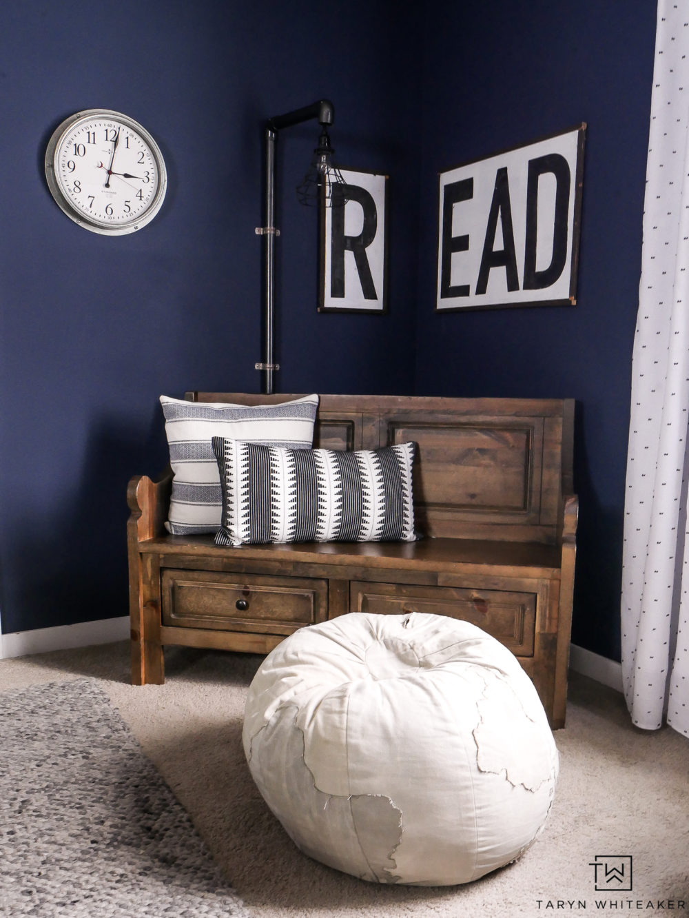 Dark walls! Love this cute little reading corner in a boys room. 