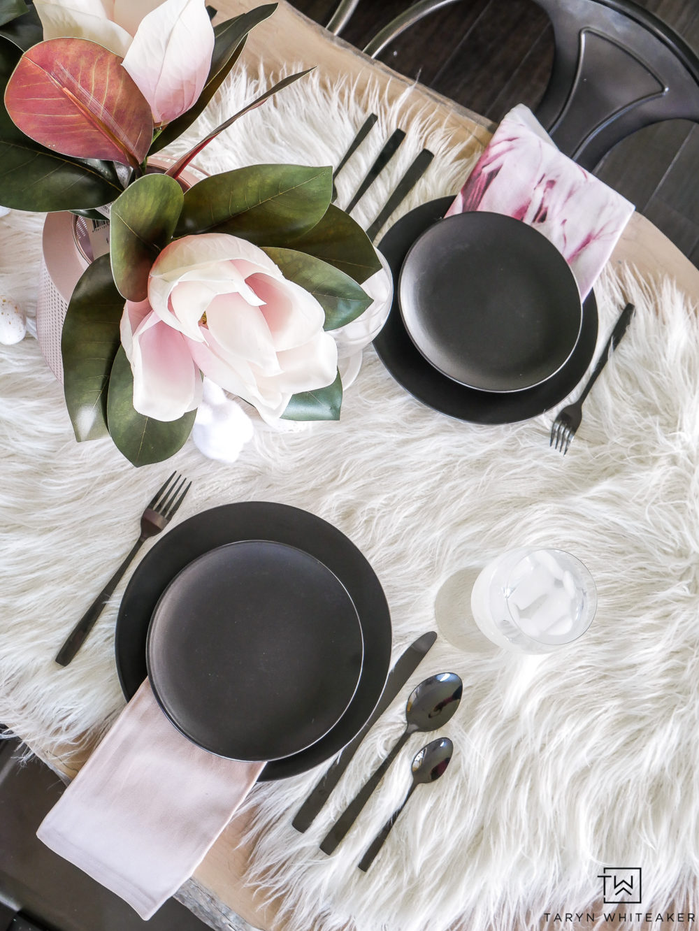 Simple can still be dramatic with this black and blush table decor. The black and white table with pops of floral and pink is the perfect combo. 