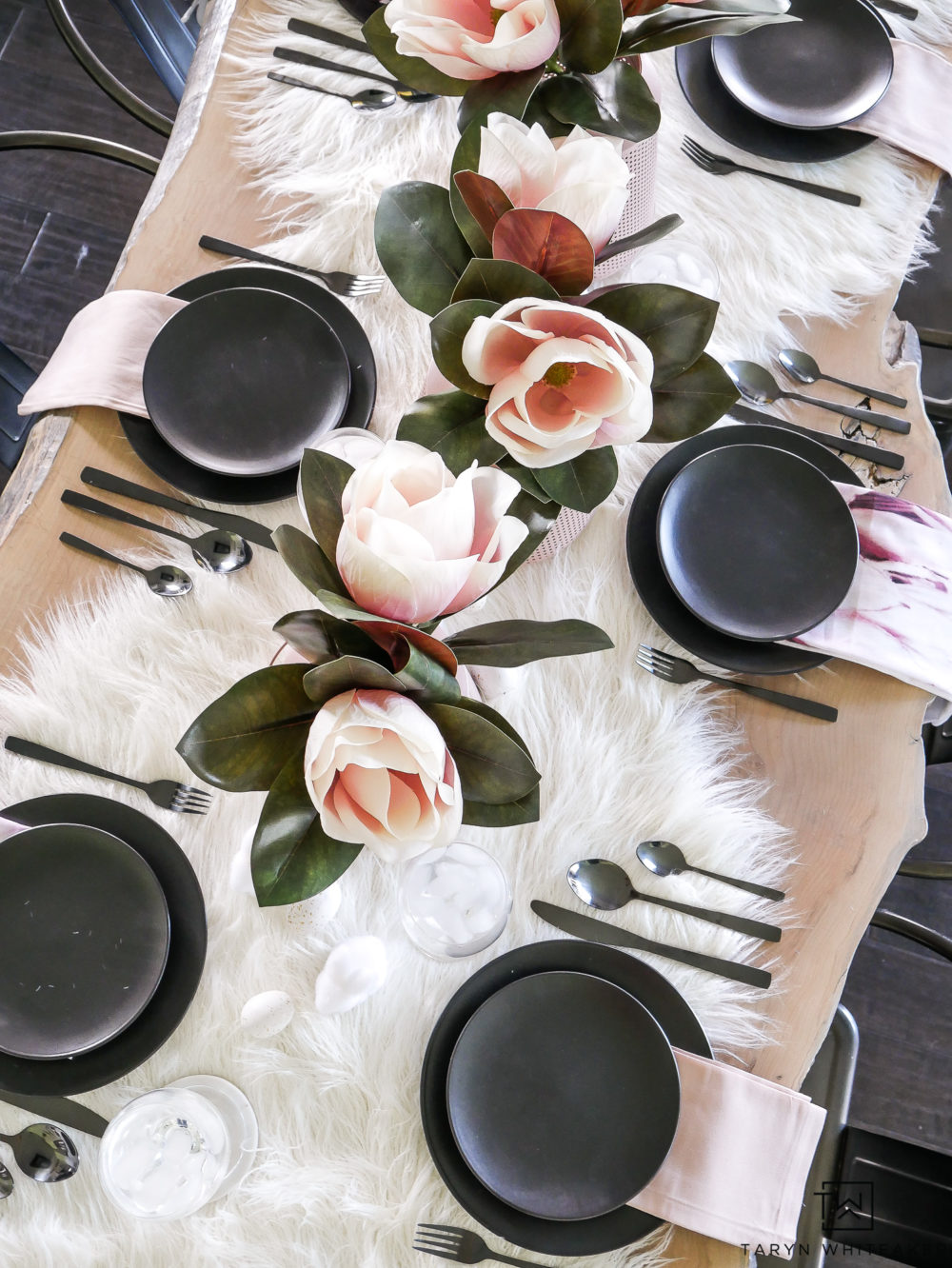 Simple can still be dramatic with this black and blush table decor. The black and white table with pops of floral and pink is the perfect combo. 