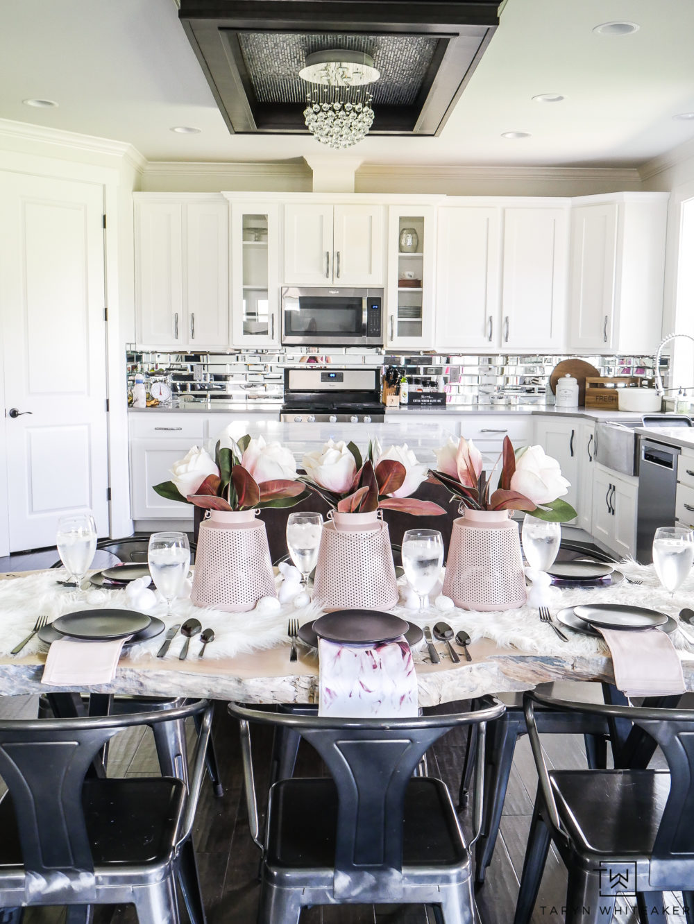 Simple can still be dramatic with this black and blush table decor. The black and white table with pops of floral and pink is the perfect combo. 