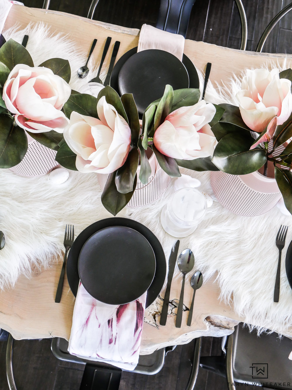 Simple can still be dramatic with this black and blush table decor. The black and white table with pops of floral and pink is the perfect combo. 