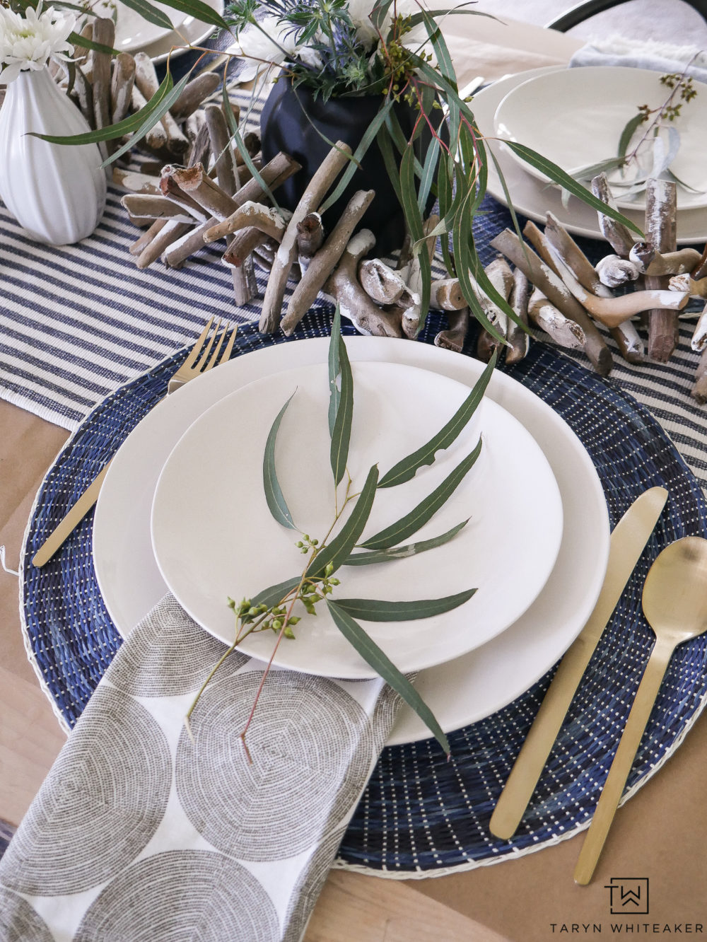 Beautiful summer place settings with organic look and feel. Love this gold flatware paired with navy placemats. 