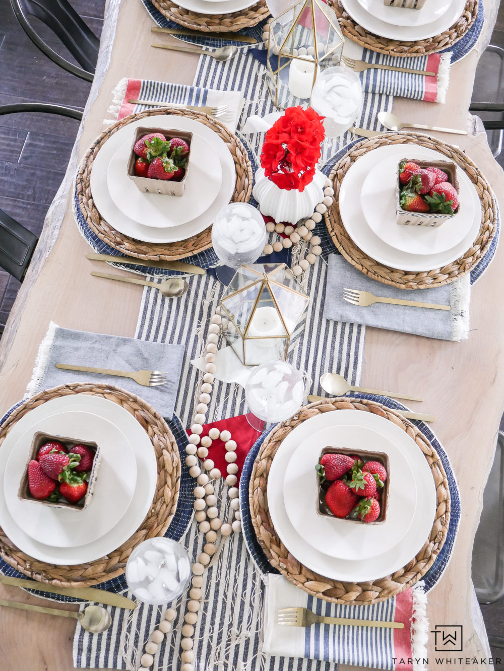 Gather insiration for yoru next July 4th party with this Coastal Fourth of July table decor. Love the beachy look mixed with red, white and blue!