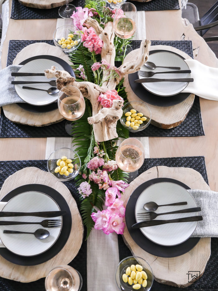 Loving this unique, black and white modern tropical table design! Using a neutral base with pops of tropical flowers and edible accents. 