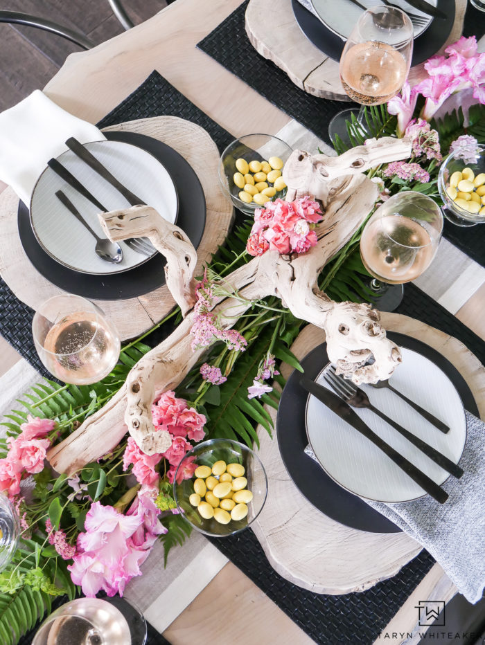 Loving this unique, black and white modern tropical table design! Using a neutral base with pops of tropical flowers and edible accents. 