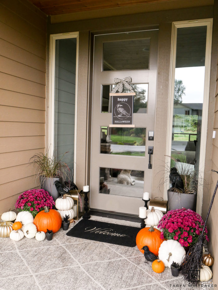 Chic Halloween Porch Decor! Cute take on a Halloween Porch with black and white decor and lots of pumpkins. Plus grab this free halloween door sign!