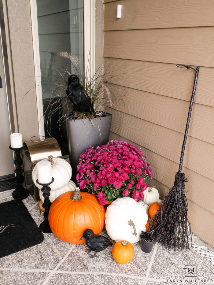 Chic Halloween Porch Decor! Cute take on a Halloween Porch with black and white decor and lots of pumpkins. Plus grab this free halloween door sign!