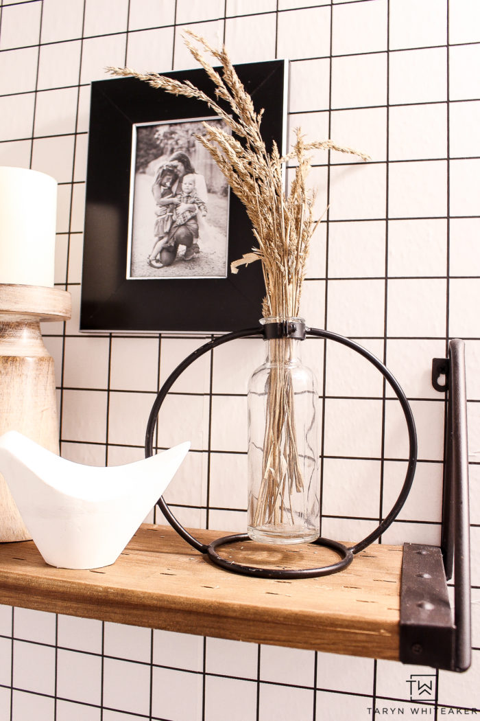 Check out these cute modern fall bathroom decor ideas! Love the black and white fall decor acessories in this modern farmhouse bathroom. 