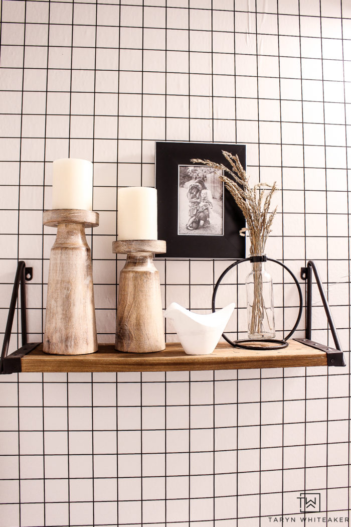 Check out these cute modern fall bathroom decor ideas! Love the black and white fall decor acessories in this modern farmhouse bathroom. 