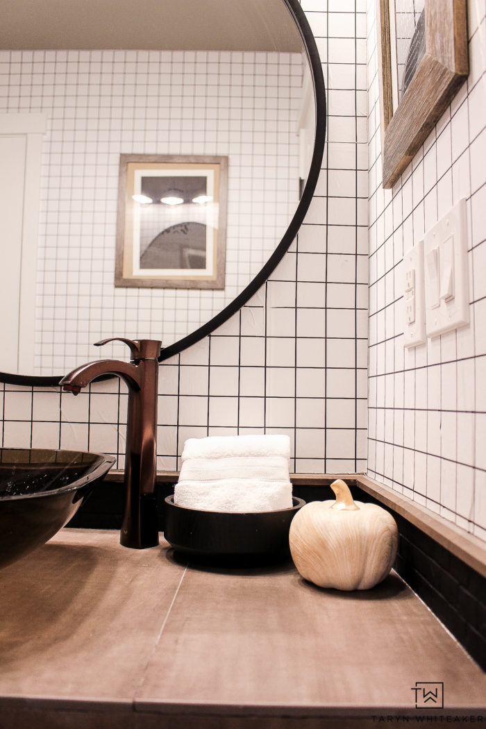 Check out these cute modern fall bathroom decor ideas! Love the black and white fall decor acessories in this modern farmhouse bathroom. 