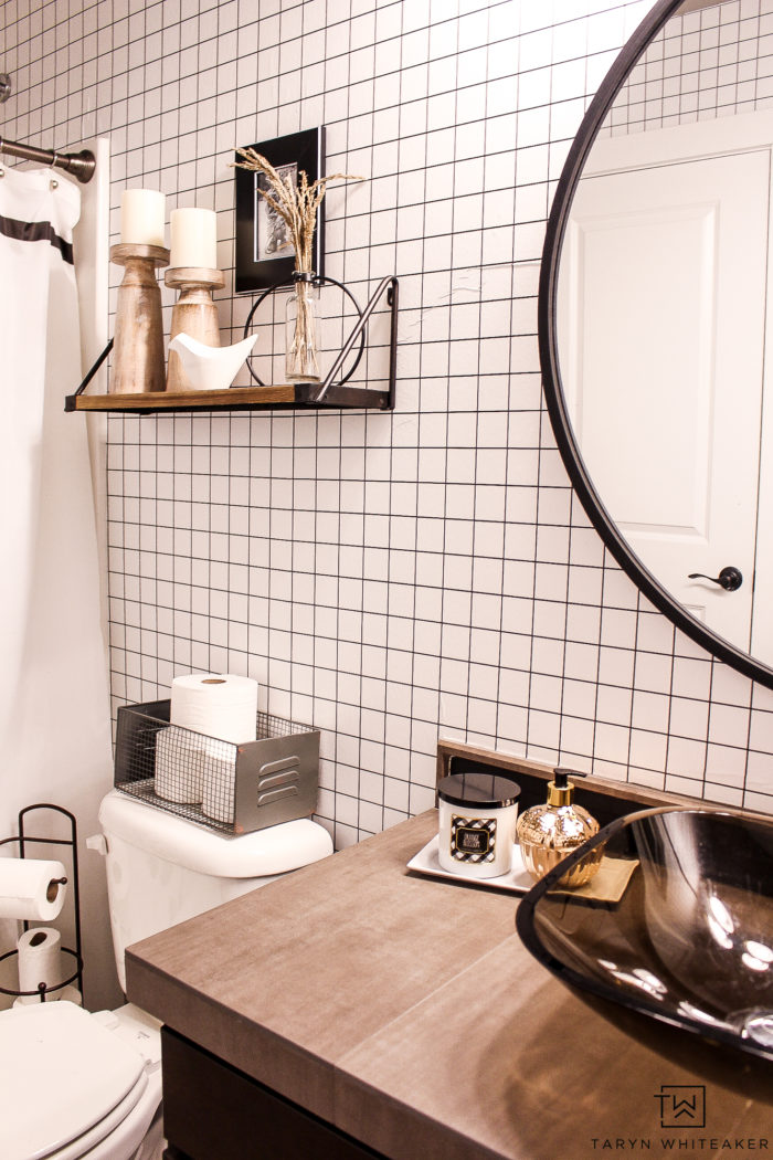 Check out these cute modern fall bathroom decor ideas! Love the black and white fall decor acessories in this modern farmhouse bathroom. 