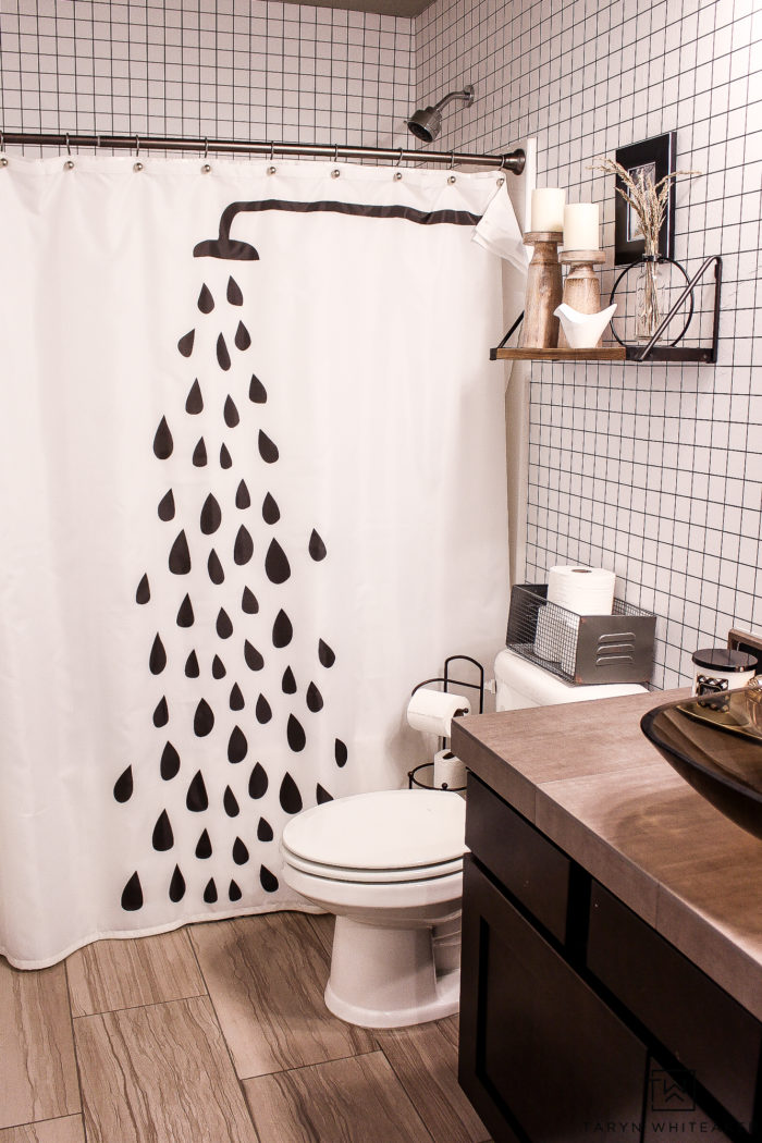 Check out these cute modern fall bathroom decor ideas! Love the black and white fall decor acessories in this modern farmhouse bathroom. 
