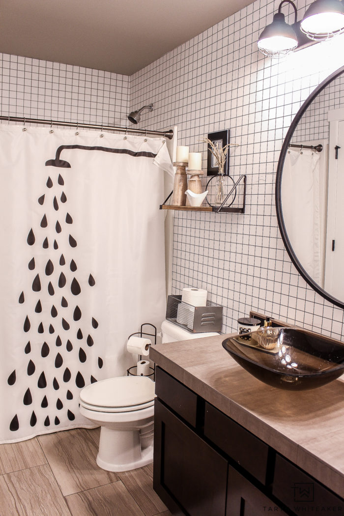 Check out these cute modern fall bathroom decor ideas! Love the black and white fall decor acessories in this modern farmhouse bathroom. 