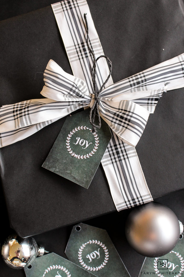 Download your own emerald Christmas prints to make DIY Gift tags or cute Christmas decor prints! 