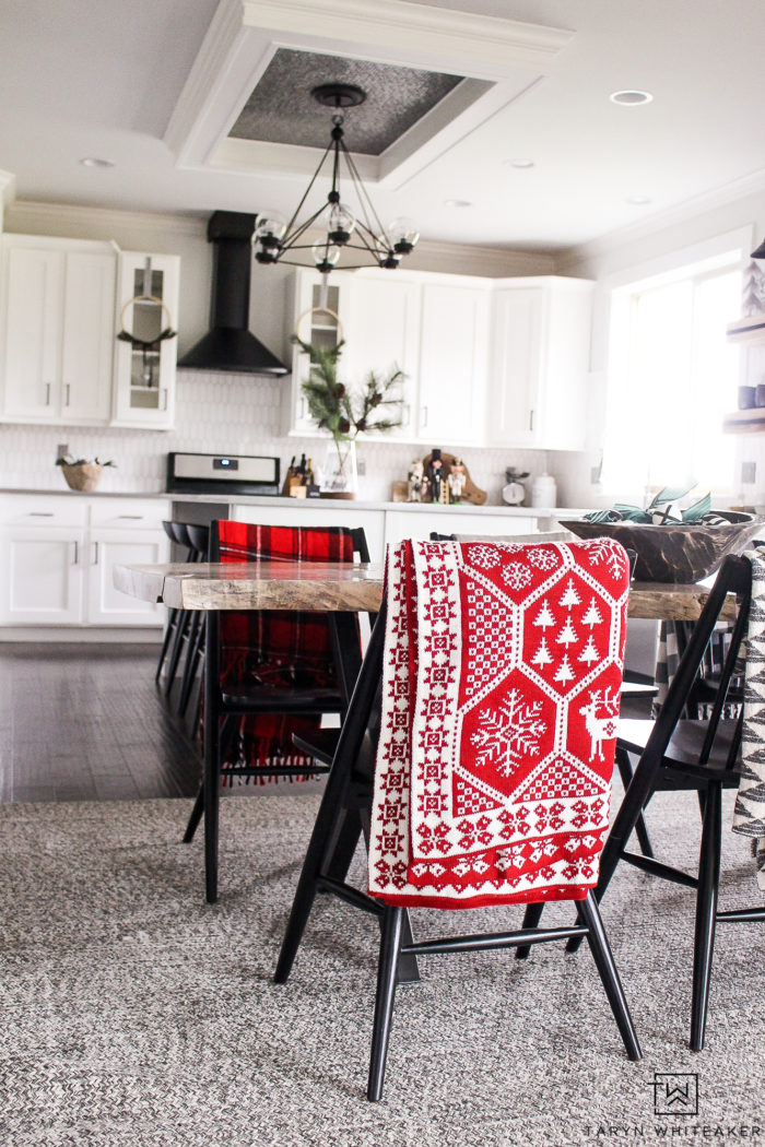 Tips for decorating your kitchen for Christmas! Keep your holiday decor simple and modern with just a few pops of red and green. 