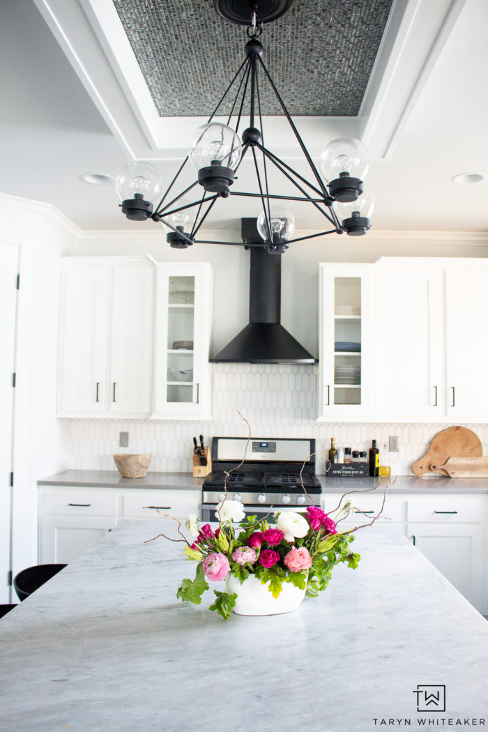 Spring Home Tour using black and white and pops of florals. Such a great way to decorate for spring using simple home accents. 
