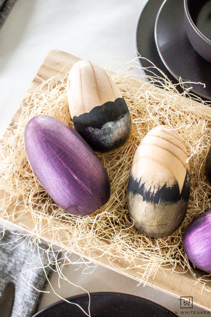 Learn now to make these DIY painted Easter eggs to create your own modern glam Easter centerpiece. Such an easy Easter craft! 
