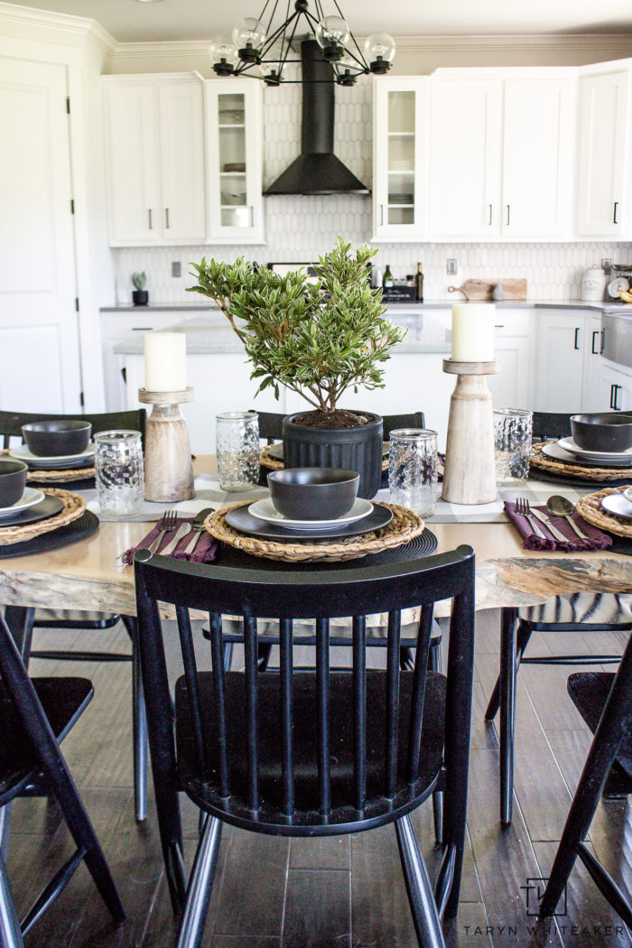 Neutral summer table decor with black and white dishes and lots of organic textures. 