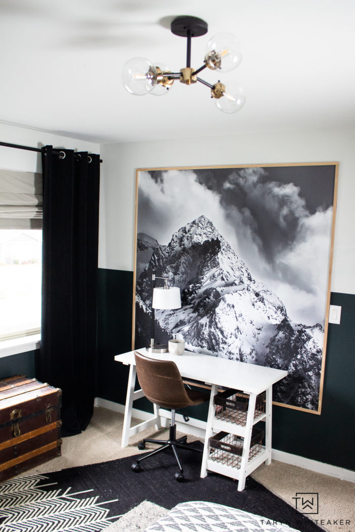 Love the mountains? Check out this black and white skiing bedroom decor, perfect for a boys room or cabin decor! 