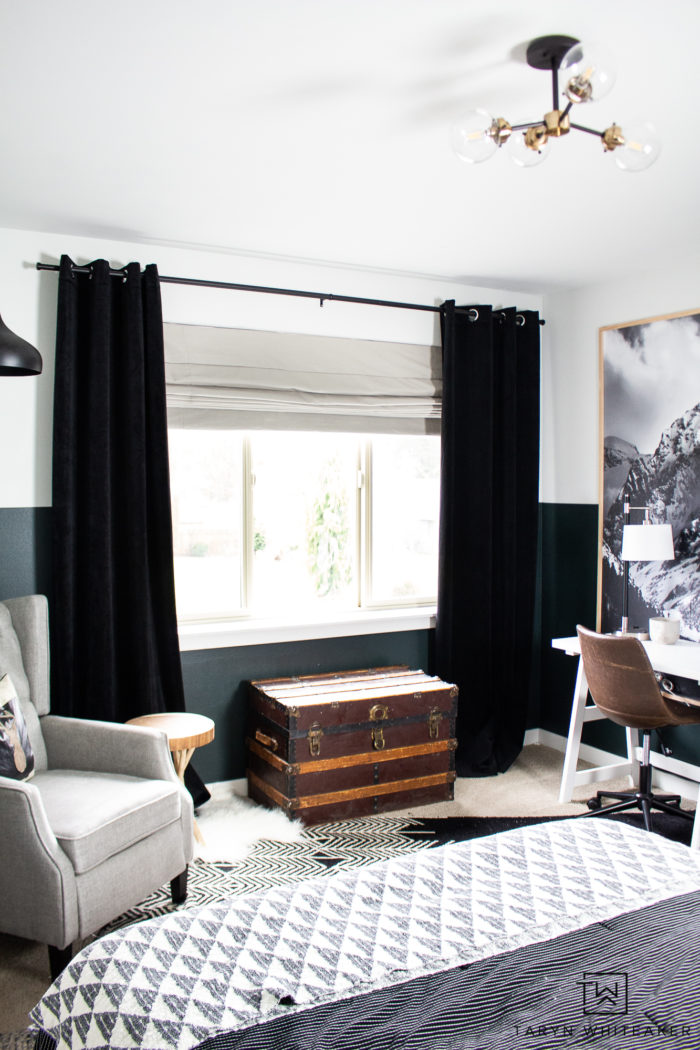 Love the mountains? Check out this black and white skiing bedroom decor, perfect for a boys room or cabin decor! 