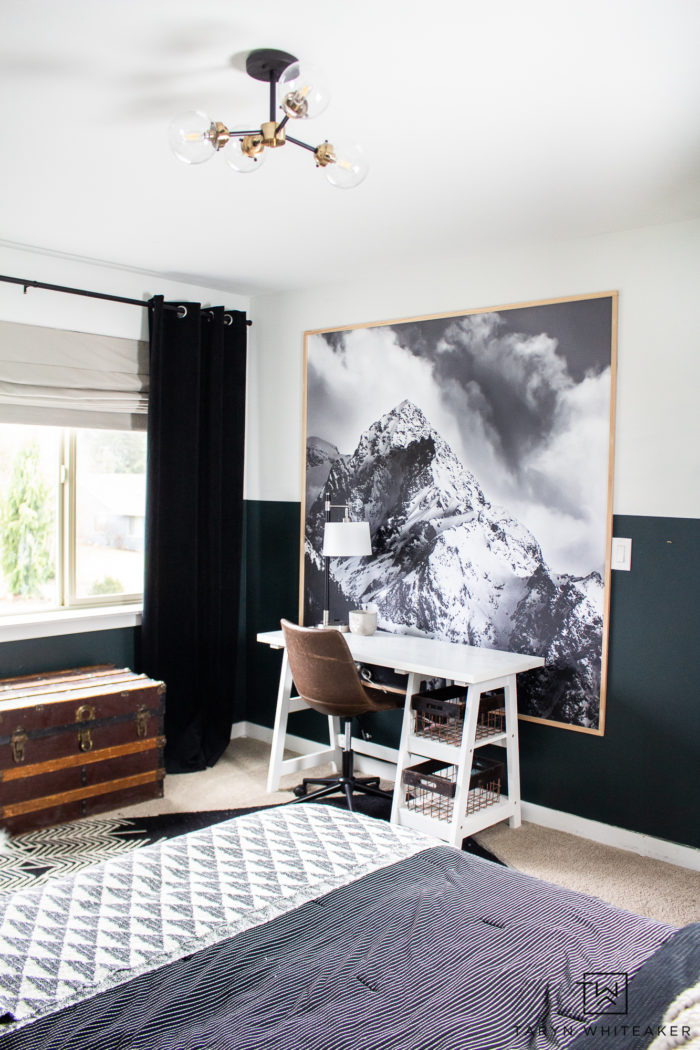 Love the mountains? Check out this black and white skiing bedroom decor, perfect for a boys room or cabin decor! 