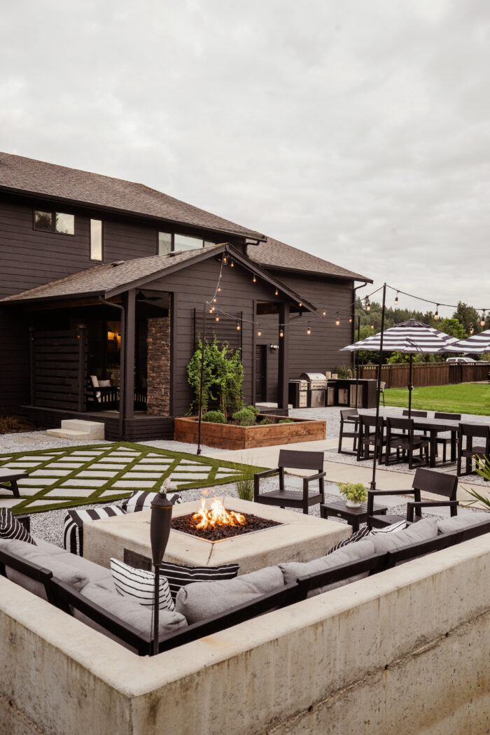 Tour this Modern Pacific Northwest Backyard Design by Taryn Whiteaker Designs. This space is the perfect balance a modern and cozy design. 
