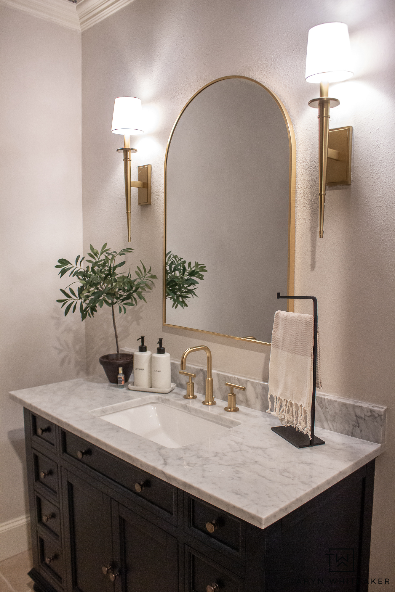 Transitional Powder Room Decor - Taryn Whiteaker Designs